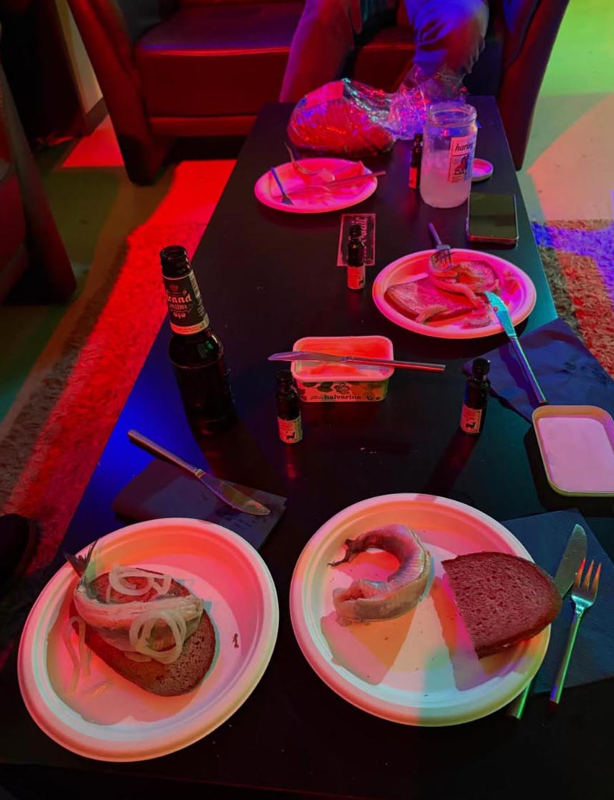 Instagram foto van Taking Cover